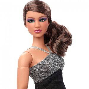 Boneca Barbie articulada com top e calções pretos